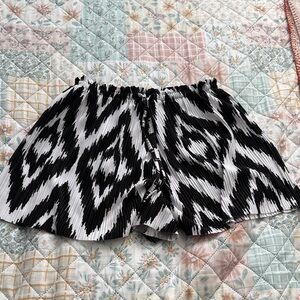 Amisu Monochrome Patterned Shorts